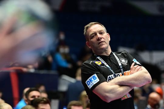 Deutschlands Handball-Cheftrainer Alfred Gislason muss sein Team auf die Schweden vorbereiten.