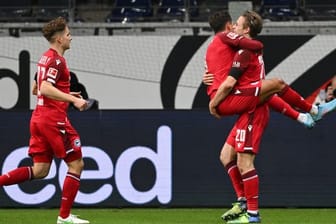 Bielefelds Torschütze Alessandro Schöpf (M) springt Vorlagengeber Patrick Wimmer in die Arme.