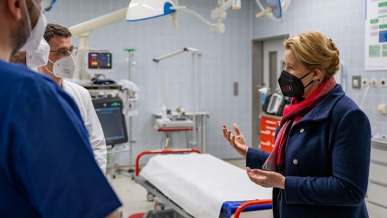 Berlins Regierende Bürgermeisterin Franziska Giffey (SPD, r) spricht mit Krankenhausmitarbeitern über die aktuelle Versorgungslage in Berlins Krankenhäusern.