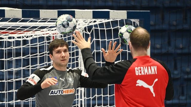 Torhüter Daniel Rebmann (l) muss sich mit der ungewöhnlichen Situation bei der EM engagieren.