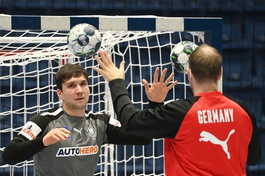 Torhüter Daniel Rebmann (l) muss sich mit der ungewöhnlichen Situation bei der EM engagieren.