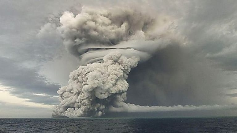 Der Untersee-Vulkan speit Asche und Gas.