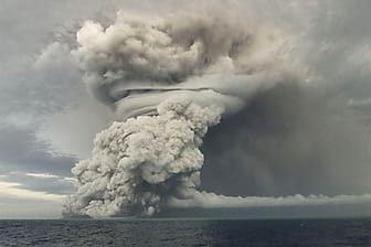 Der Untersee-Vulkan speit Asche und Gas.