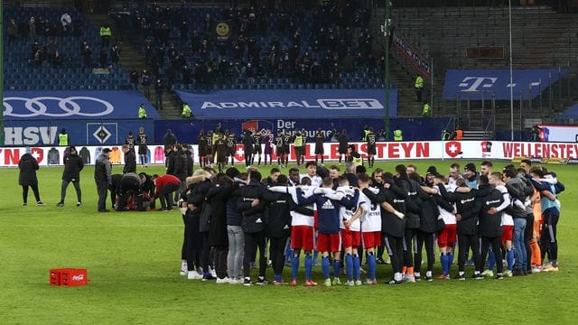 Die Spieler des HSV feiern nach dem Schlusspfiff den Sieg gegen den FC St.