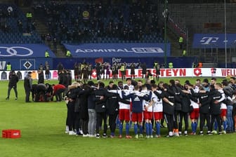 Die Spieler des HSV feiern nach dem Schlusspfiff den Sieg gegen den FC St.
