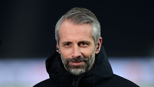 Hat die Startelf vier Tage nach dem DFB-Pokal-Aus auf drei Positionen umgestellt. Hat die Startelf vier Tage nach dem DFB-Pokal-Aus auf drei Positionen umgestellt.