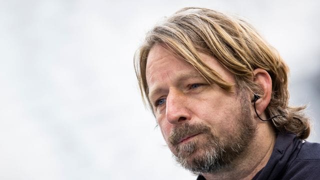 Stuttgarts Sportdirektor Sven Mislintat dementiert Gerüchte um einen Transfer von Nils Petersen. Stuttgarts Sportdirektor Sven Mislintat dementiert Gerüchte um einen Transfer von Nils Petersen.