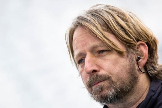 Stuttgarts Sportdirektor Sven Mislintat dementiert Gerüchte um einen Transfer von Nils Petersen.