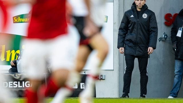 Schiedsrichter Tobias Stieler musste wegen muskulärer Probleme für die zweite Halbzeit passen. Schiedsrichter Tobias Stieler musste wegen muskulärer Probleme für die zweite Halbzeit passen.