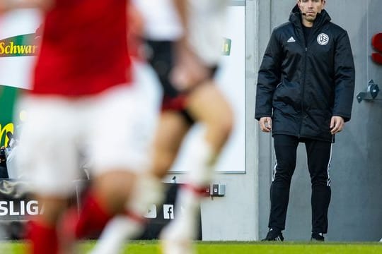 Schiedsrichter Tobias Stieler musste wegen muskulärer Probleme für die zweite Halbzeit passen.