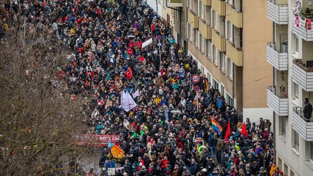 Zahlreiche Menschen demonstrieren vor dem Funkhaus des Südwestrundfunks (SWR) gegen die staatlichen Corona-Regeln . Zahlreiche Menschen demonstrieren vor dem Funkhaus des Südwestrundfunks (SWR) gegen die staatlichen Corona-Regeln .