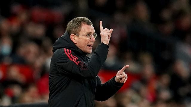 Ralf Rangnick, Trainer von Manchester United gestikuliert am Spielfeldrand.