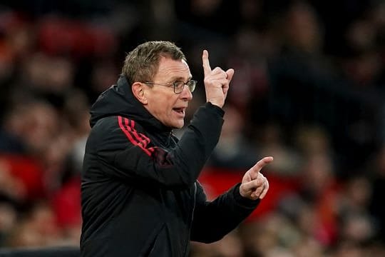 Ralf Rangnick, Trainer von Manchester United gestikuliert am Spielfeldrand.