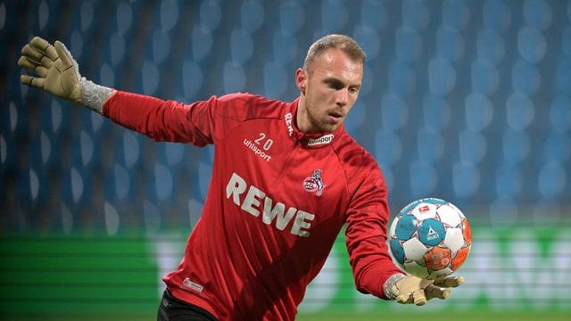 Kölns Torwart Marvin Schwäbe beim Aufwärmen.
