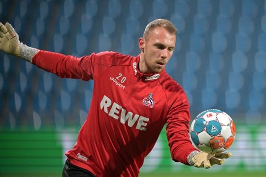 Kölns Torwart Marvin Schwäbe beim Aufwärmen.