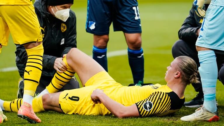 Dortmunds Topstürmer Erling Haaland wird am Knie behandelt.