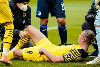 Dortmunds Topstürmer Erling Haaland wird am Knie behandelt.