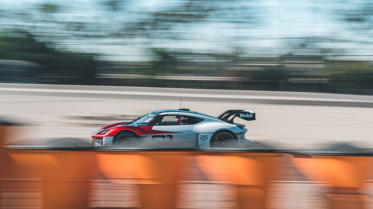 Auf der Rennstrecke bietet der Porsche Mission R trotz seines E-Antriebs ein authentisches Fahrerlebnis. Auf der Rennstrecke bietet der Porsche Mission R trotz seines E-Antriebs ein authentisches Fahrerlebnis.