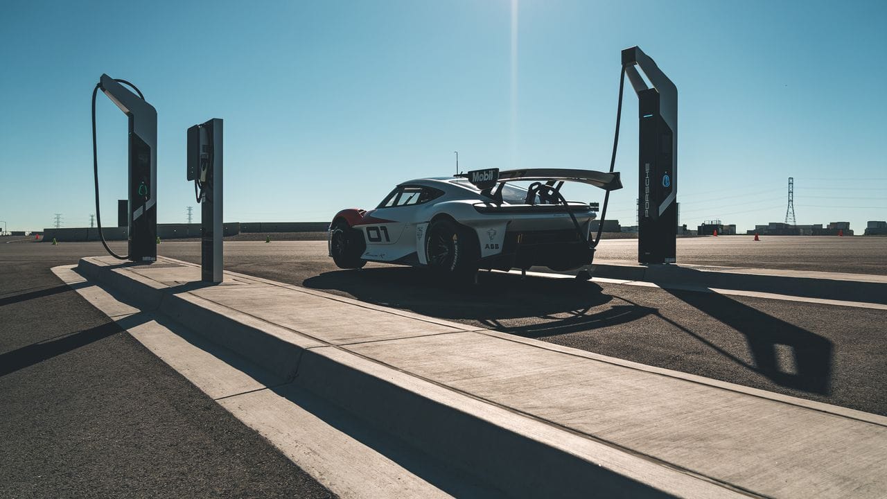 Bei sportlichem Einsatz muss der Porsche Mission R etwa nach einer halben Stunde wieder an den Stecker. Bei sportlichem Einsatz muss der Porsche Mission R etwa nach einer halben Stunde wieder an den Stecker.