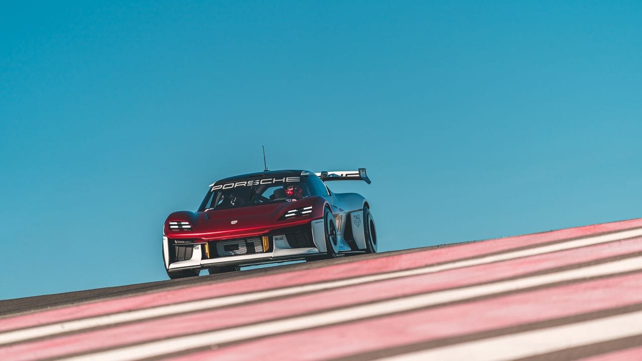 Mit insgesamt über 1000 PS ist der Porsche Mission R ausgestattet. Mit insgesamt über 1000 PS ist der Porsche Mission R ausgestattet.