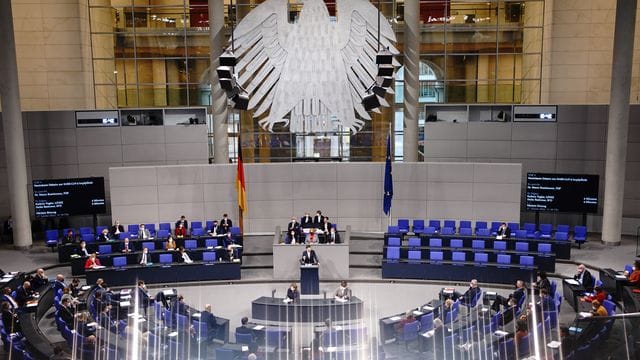 Im Bundestag wird erstmals ausführlich über eine allgemeine Impfpflicht debattiert. Im Bundestag wird erstmals ausführlich über eine allgemeine Impfpflicht debattiert.