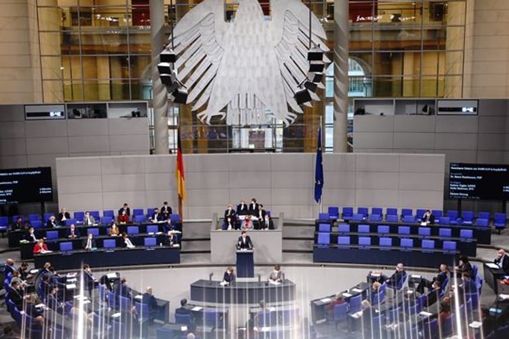 Im Bundestag wird erstmals ausführlich über eine allgemeine Impfpflicht debattiert.