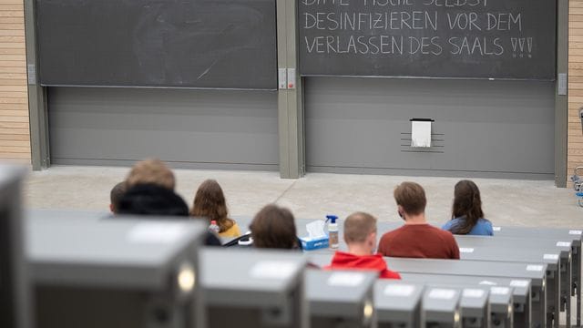 Studierende fühlen sich auch im laufenden Semester psychisch stark belastet.