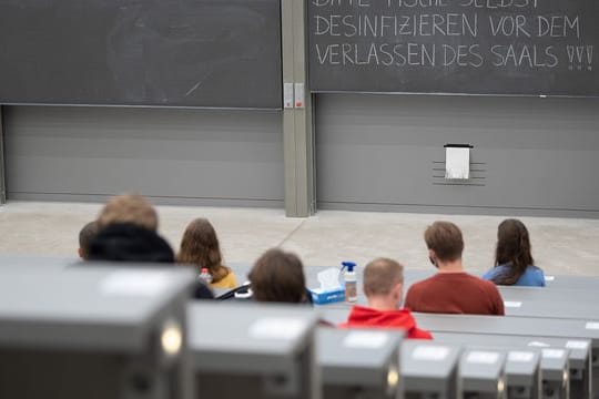 Studierende fühlen sich auch im laufenden Semester psychisch stark belastet.