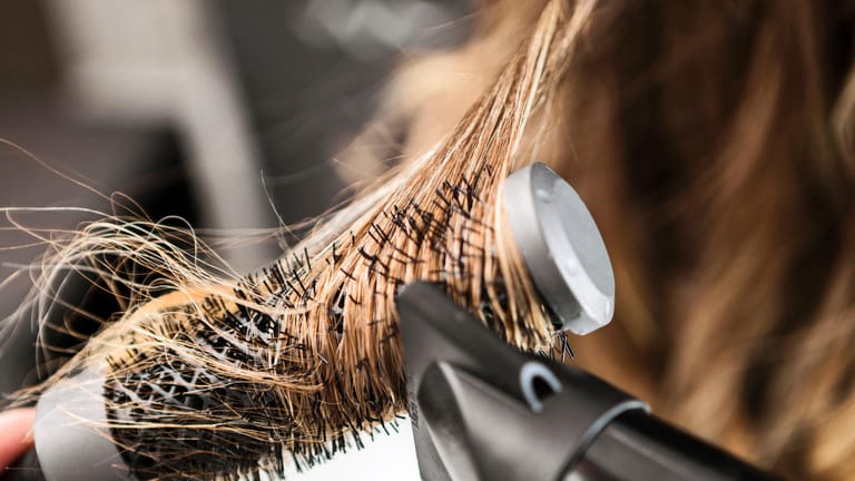 Friseur: Das Haare trocknen kann so viel Energie, wie eine Waschmaschine verbrauchen.