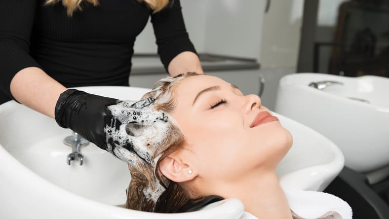 Haarwäsche: Verdünntes Shampoo reicht oft auch zum Reinigen der Haare aus.