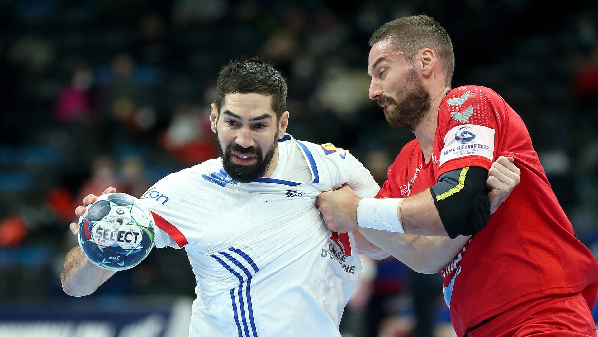 Nikola Karabatic (l.) ist mit der französischen Nationalmannschaft nach einem Krimi gegen Dänemark weiterhin im Turnier.