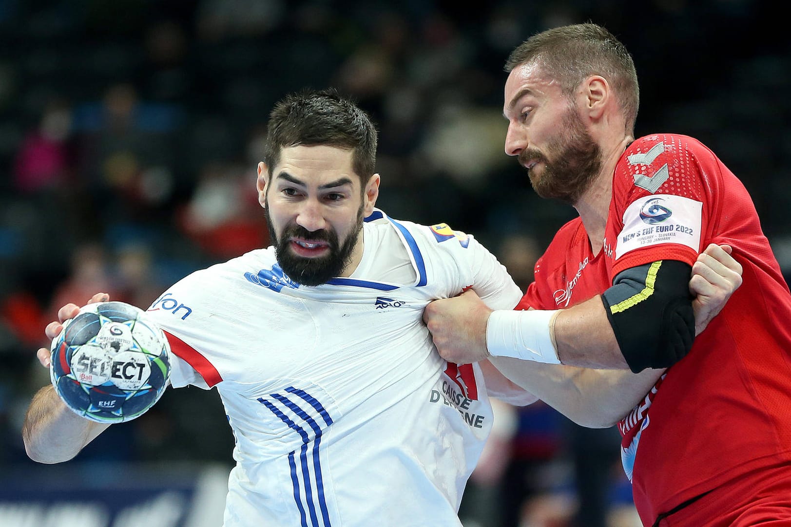 Nikola Karabatic (l.) ist mit der französischen Nationalmannschaft nach einem Krimi gegen Dänemark weiterhin im Turnier.