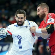 Nikola Karabatic (l.) ist mit der französischen Nationalmannschaft nach einem Krimi gegen Dänemark weiterhin im Turnier.