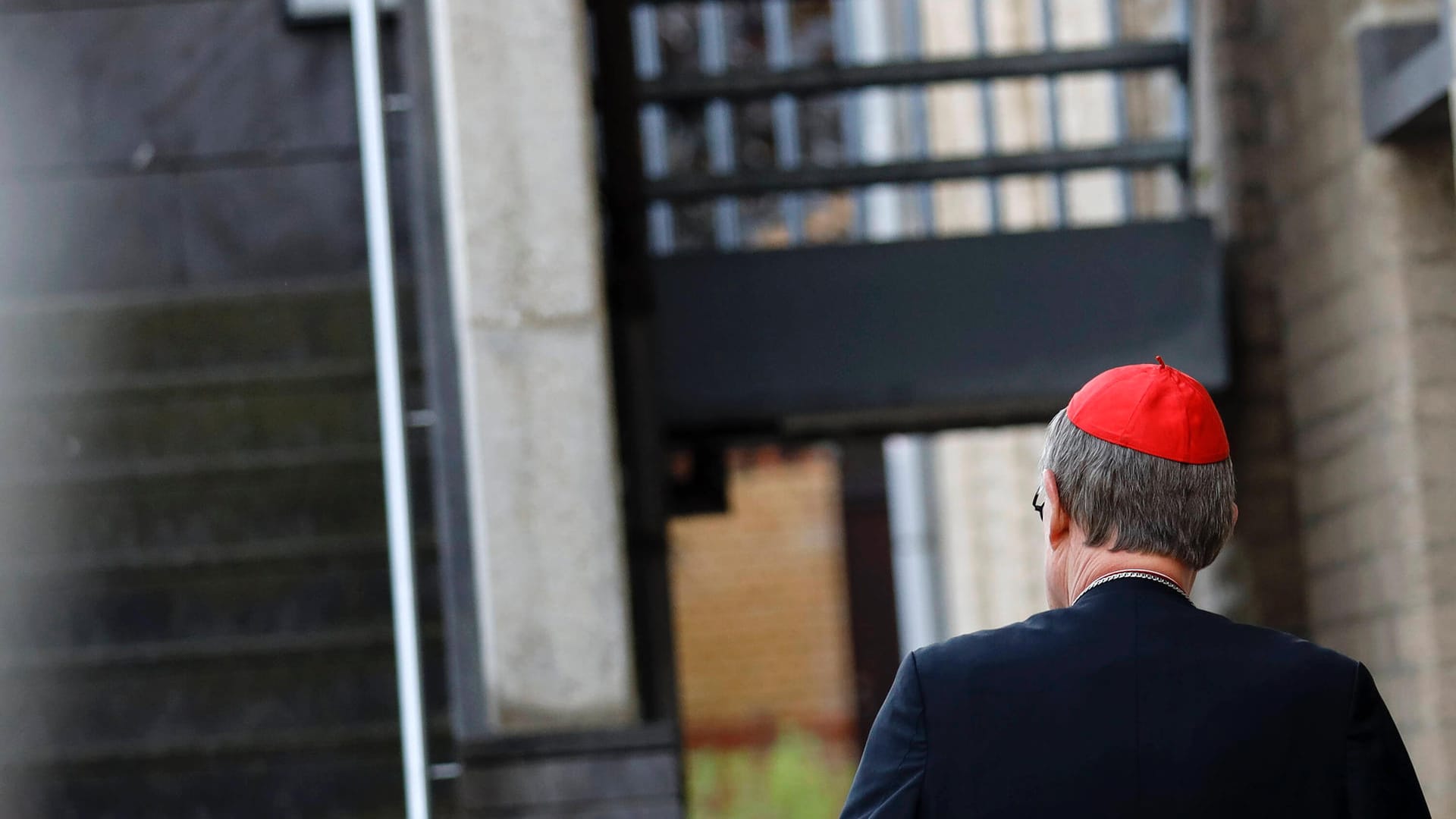 Erzbischof Woelki mit abgewandtem Gesicht in einer Düsseldorfer Gemeinde (Archivbild): Schon nach dem Skandal um ein zurückgehaltenes Gutachten schnellten die Zahlen in NRW in die Höhe.