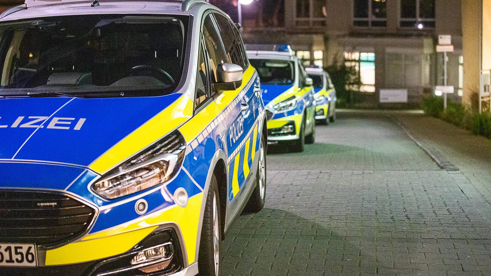Mehrere Streifenwagen im Einsatz (Symbolbild): Die Beamten suchen nach Zeugen.