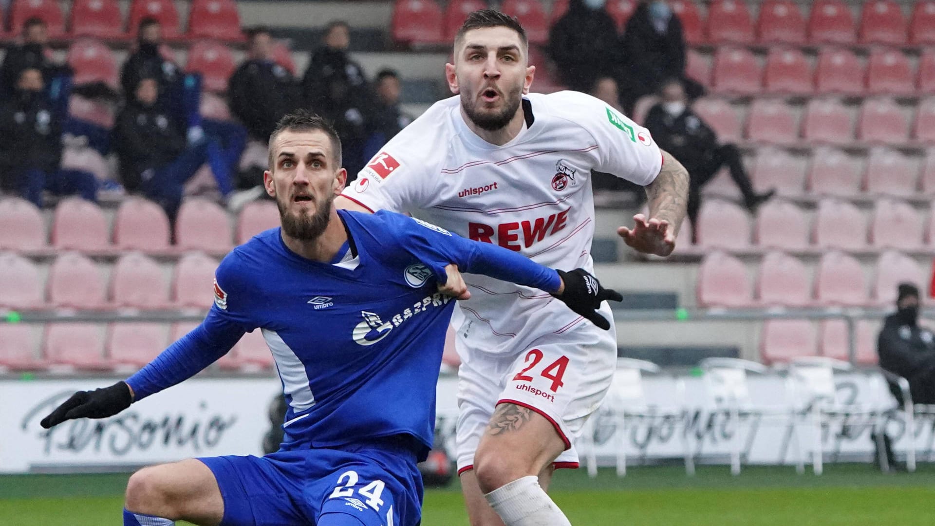 Dominick Drexler und Julian Chabot (r.) im Zweikampf: Im Testspiel feierte Verteidiger Chabot sein Debüt im Trikot des 1. FC Köln.