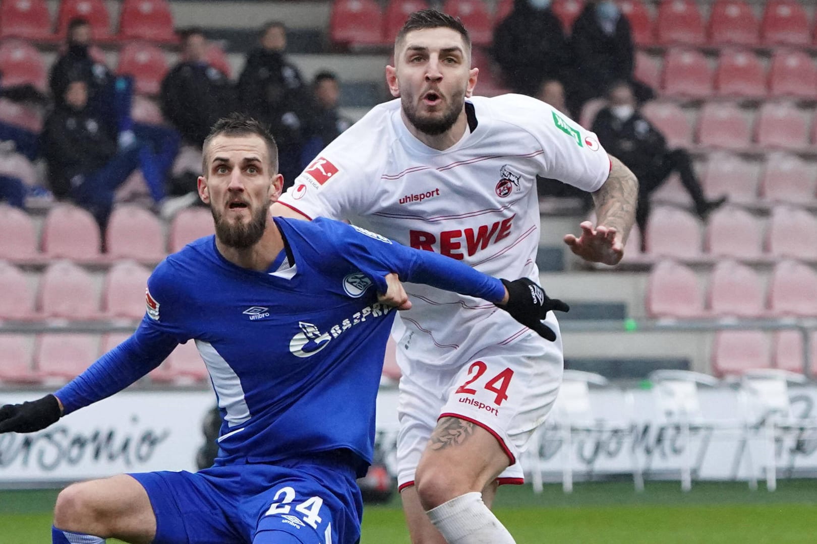 Dominick Drexler und Julian Chabot (r.) im Zweikampf: Im Testspiel feierte Verteidiger Chabot sein Debüt im Trikot des 1. FC Köln.