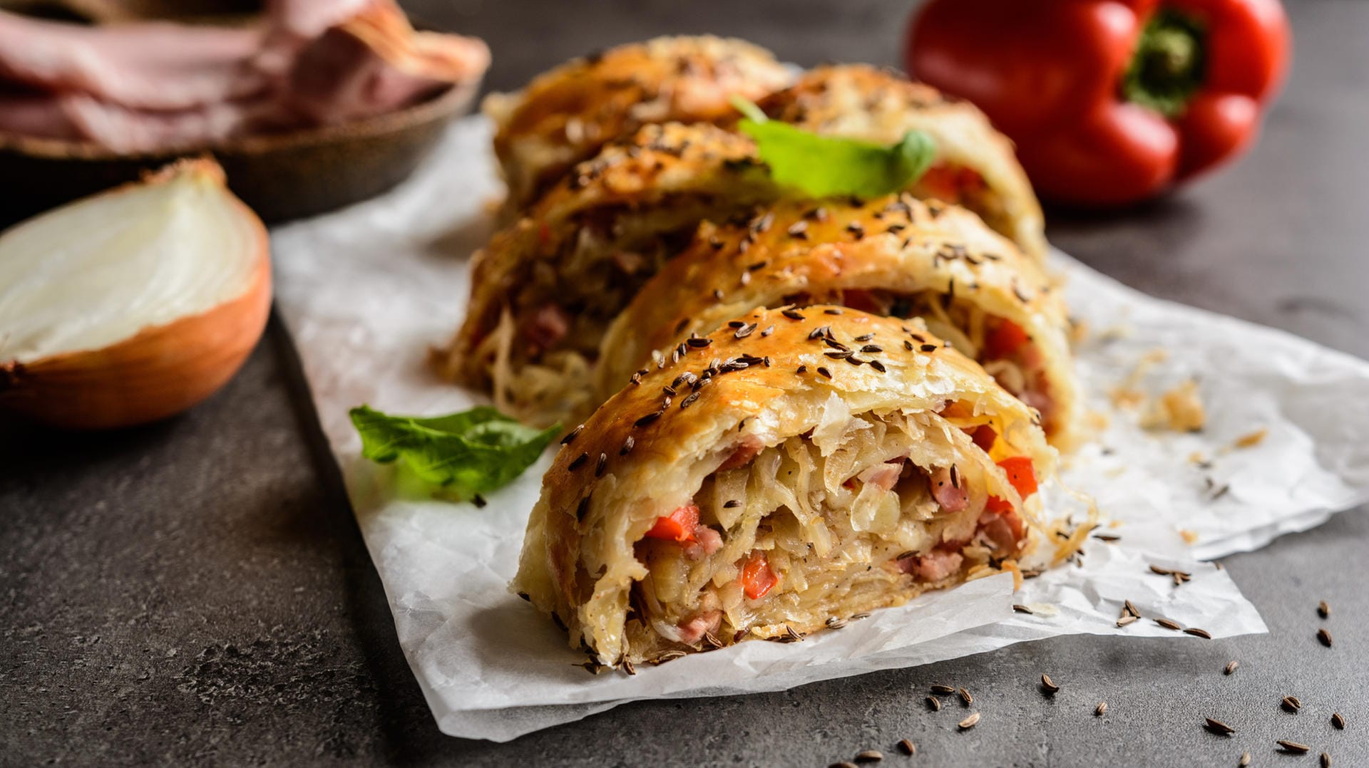 Strudel: Das Sauerkraut macht den deftigen Strudel besonders saftig.