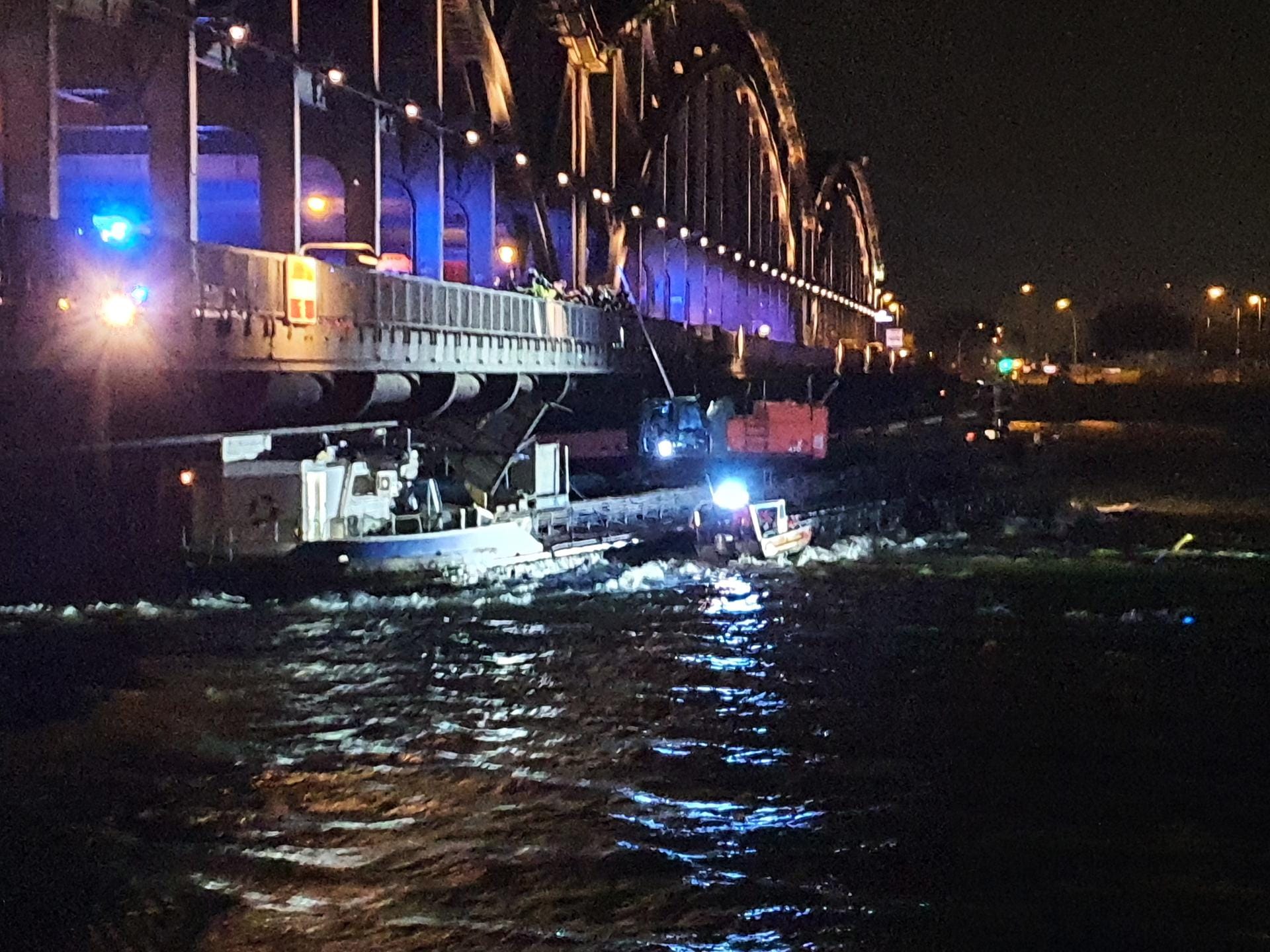 Ein Schiff war wegen des hohen Wasserstands gegen eine Brücke in Hamburg gedrückt worden. An Bord befanden sich zwei Menschen.