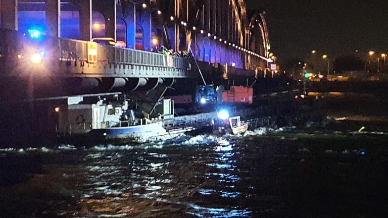 Ein Schiff war wegen des hohen Wasserstands gegen eine Brücke in Hamburg gedrückt worden. An Bord befanden sich zwei Menschen.