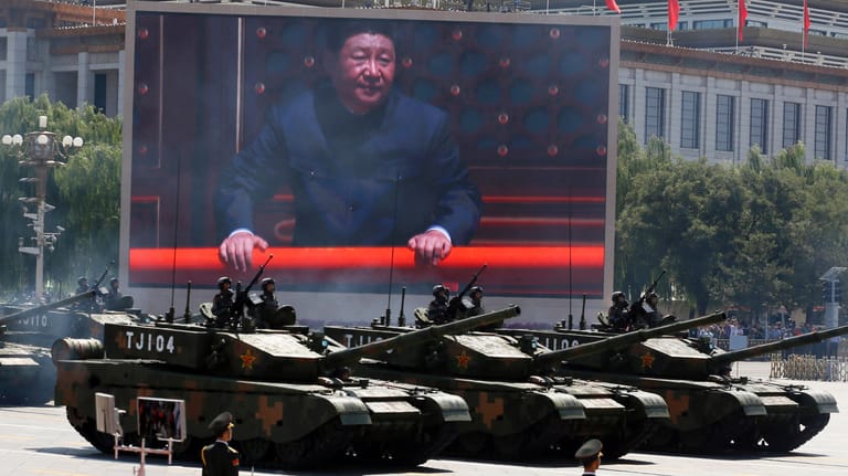 Chinas Präsident Xi Jinping nimmt eine Militärparade ab: Die Volksrepublik möchte mittelfristig mit den USA auf einer Stufe als Supermacht sein.