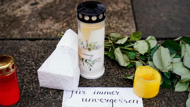 Eine Woche nach dem Amoklauf erinnert die Universität Heidelberg mit einer Trauerfeier in der Peterskirche an die Opfer. Eine Woche nach dem Amoklauf erinnert die Universität Heidelberg mit einer Trauerfeier in der Peterskirche an die Opfer.