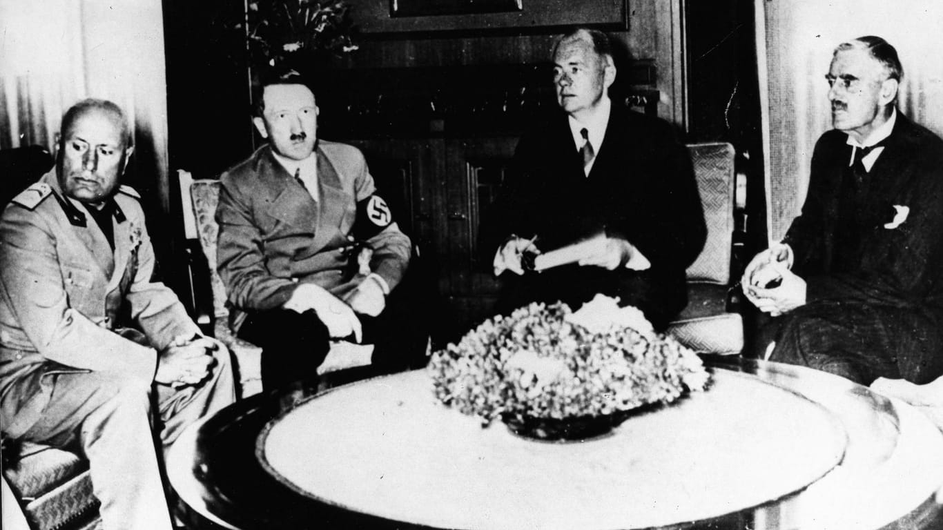 Mussolini, Hitler, Dolmetscher Schmidt und Chamberlain (von links nach rechts): Bei der Münchner Konferenz vom 29. September 1938 beschlossen Frankreich, Großbritannien, Italien und Deutschland die Abtretung des eigentlich tschechoslowakischen Sudetengebietes an das NS-Regime.