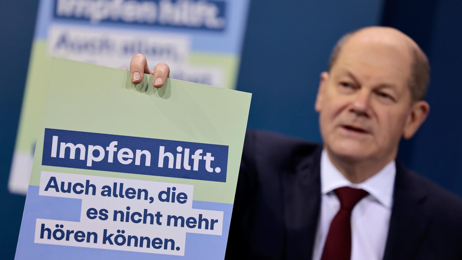 Aufbruch in Sanifair-Optik: Kanzler Olaf Scholz stellt die neue Impfkampagne vor.