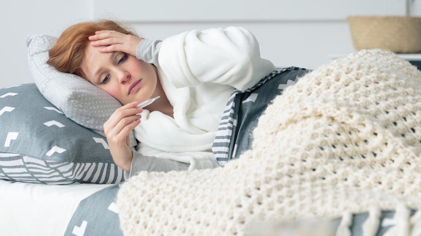 Krank im Bett: Wann wird eine Corona-Infektion gefährlich?