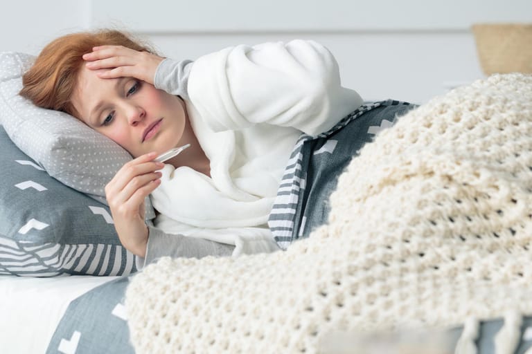 Krank im Bett: Wann wird eine Corona-Infektion gefährlich?