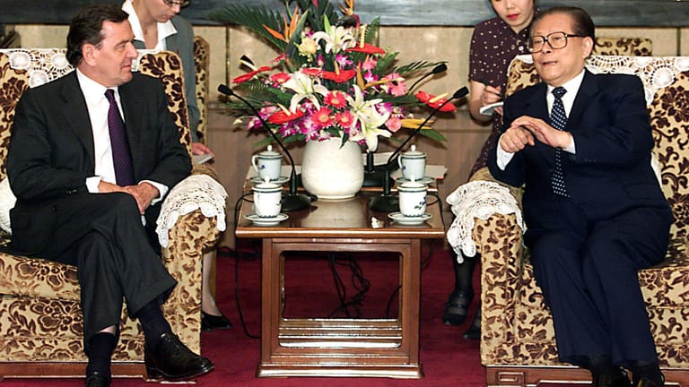 1999 in Peking: Gerhard Schröder mit Chinas damaligen Präsidenten Jiang Zemin.