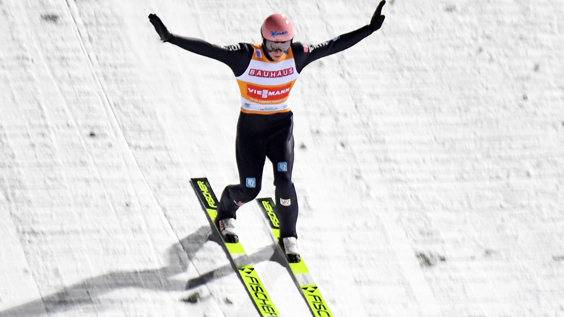 Karl Geiger in Klingenthal: Der DSV-Adler legte eine Telemark-Landung hin.