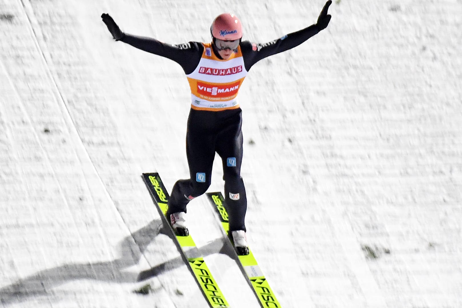 Karl Geiger in Klingenthal: Der DSV-Adler legte eine Telemark-Landung hin.