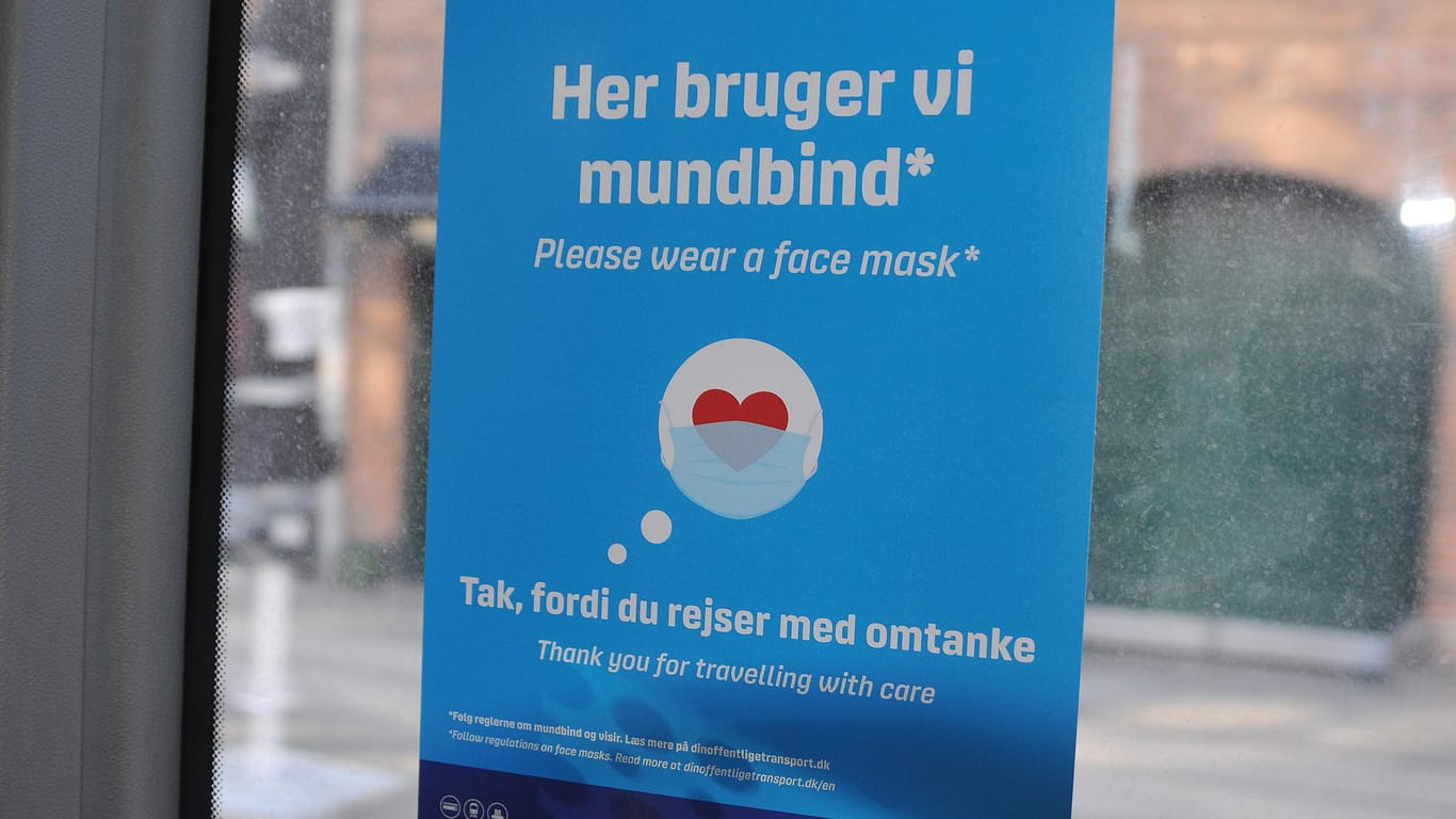 Erst einmal weg damit: Hinweis auf Maskenpflicht in Kopenhagen.